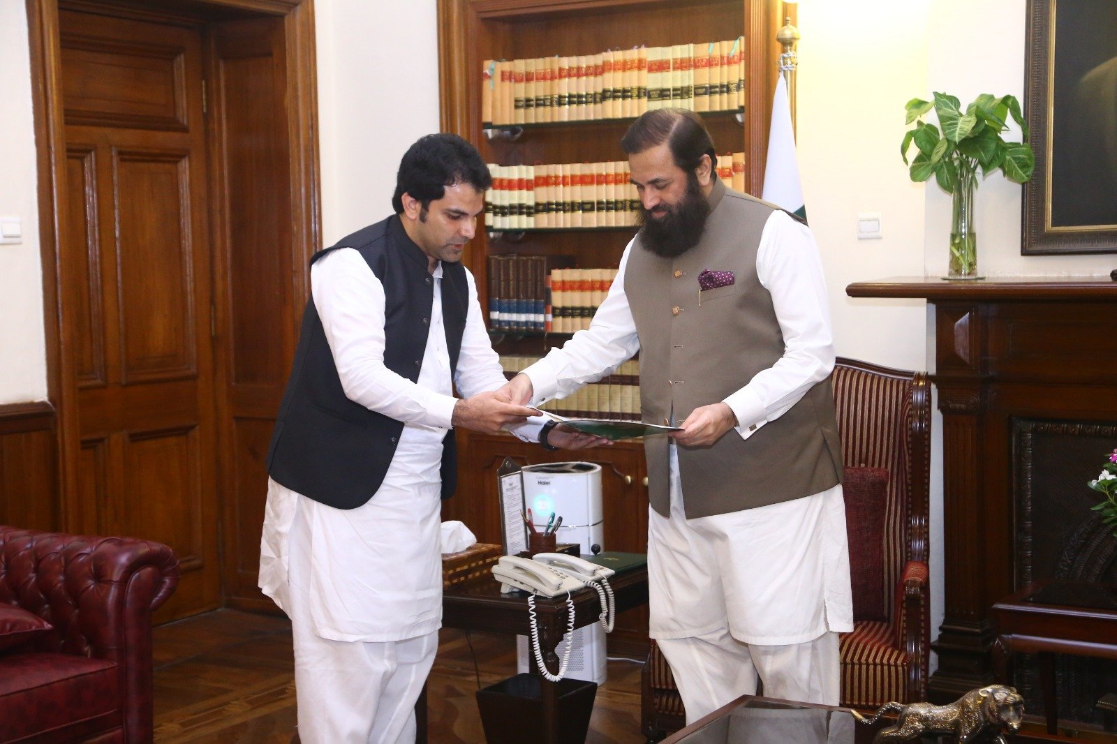 Mr. Sikander Ishfaq Razi #President #GtCCI along with Mr. Haji Nasir Mehmood #Group #leader #Shaheen Group and Mr. Waqar Ayub #Chairman Standing Committee visa letter met with Mr. Baligh Ur Rehman #Governor #Punjab at Governor House.