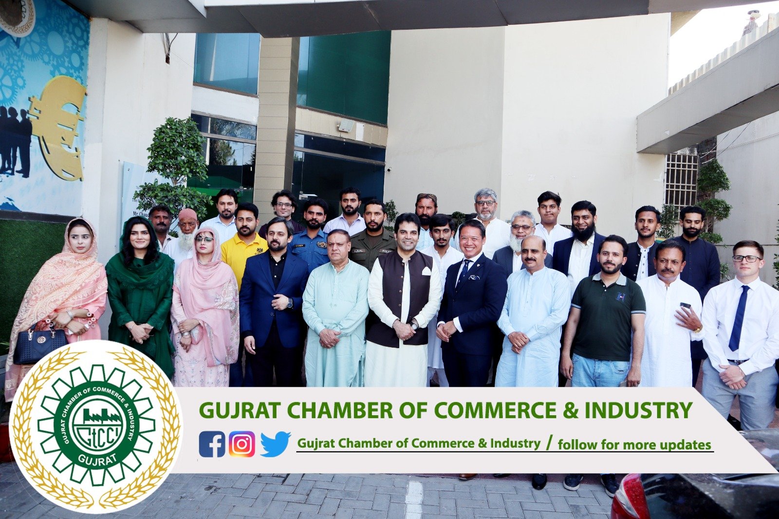 Gujrat Chamber of Commerce & Industry in collaboration with #Green_Enclave Gujrat, orchestrated a program centered around the theme of "Future Responsive Transformation and Cities Lifestyle The guest of honor for this event was Mr. Jason Pameroy, an acclaimed architect and professor at Cambridge University.